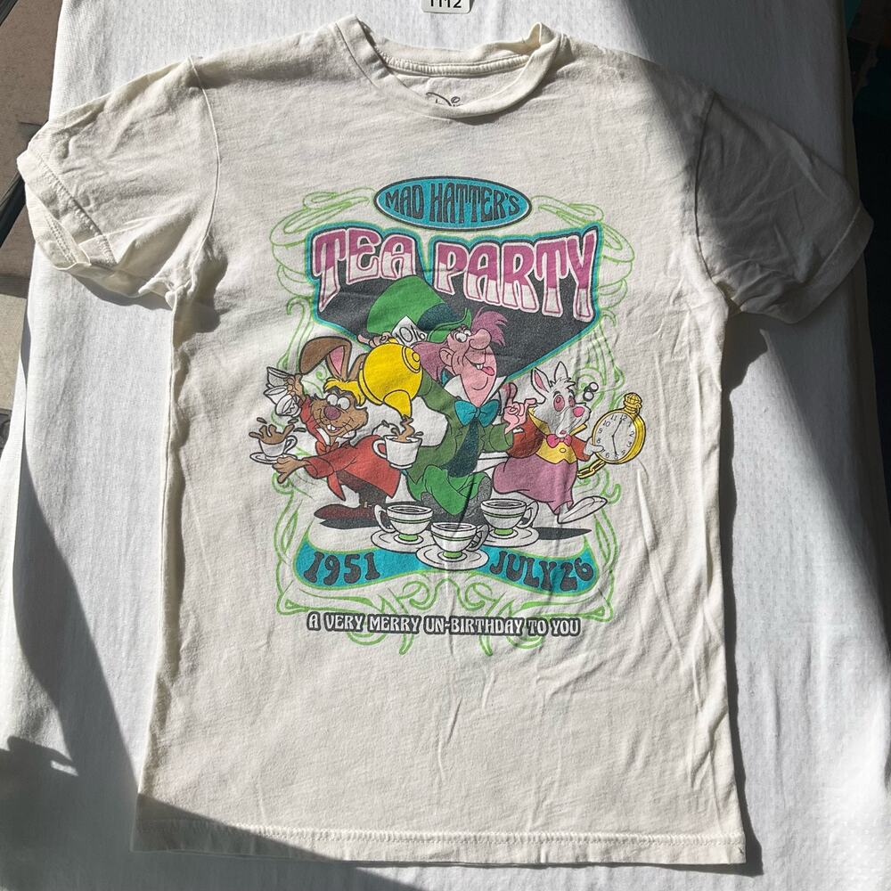 Disney Men’s Short Sleeve T-shirt size XS, White, Mad Hatter’s Tea Party